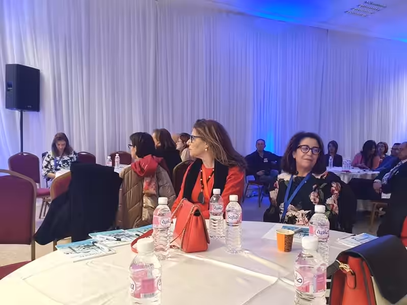 Participants réunis autour des tables pendant une session